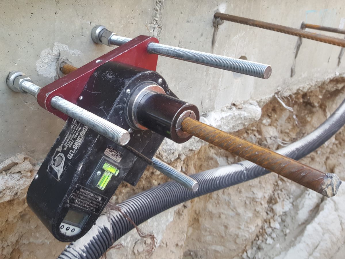 מחלף העמקים על כביש 6 – עיגון קוצים עם עוגן כימי דבק אפוקסי AC500Pro ו-CT50Pro