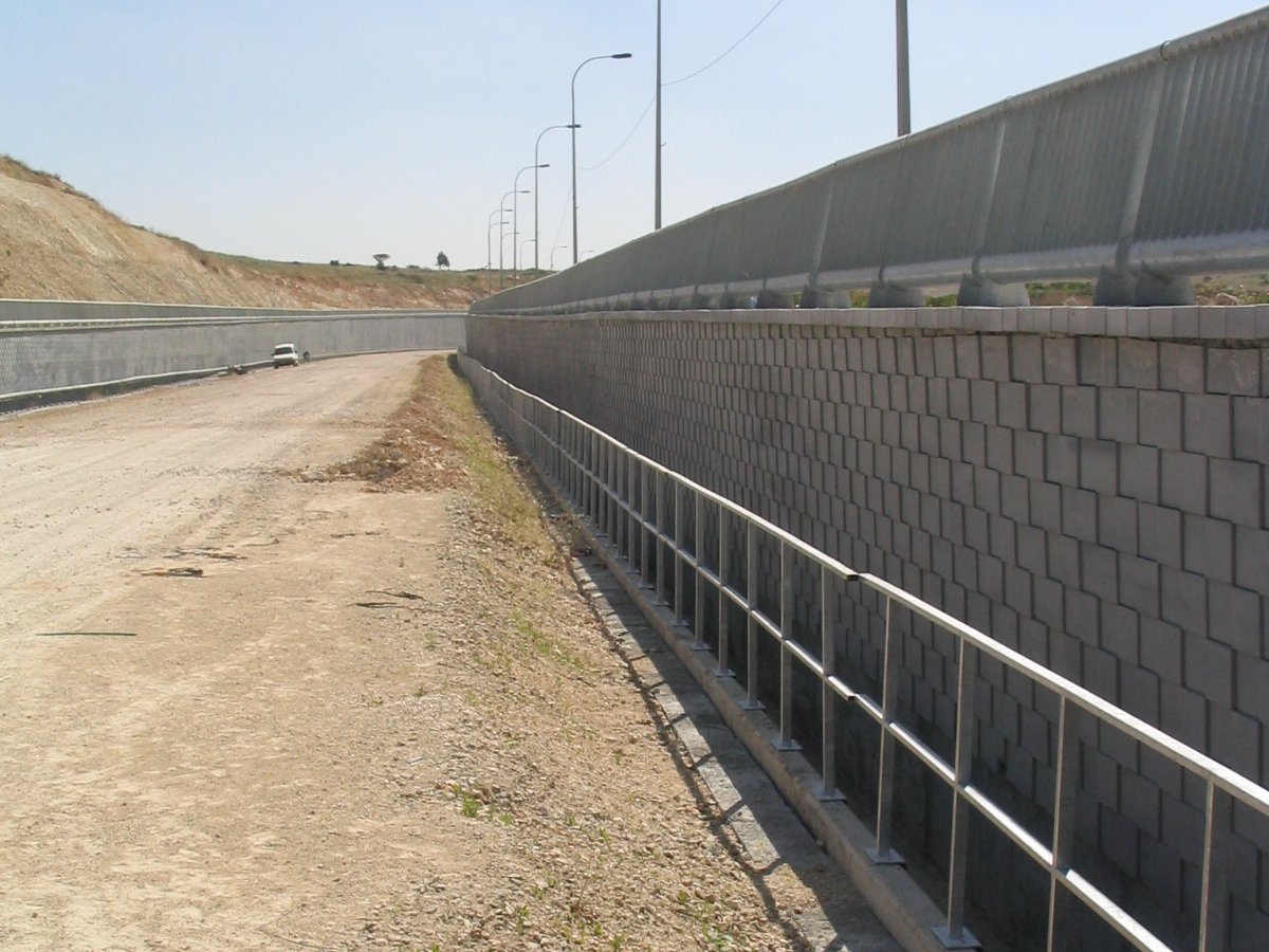 רכבת מודיעין ירושלים - עיגון מעקות ומדרגות