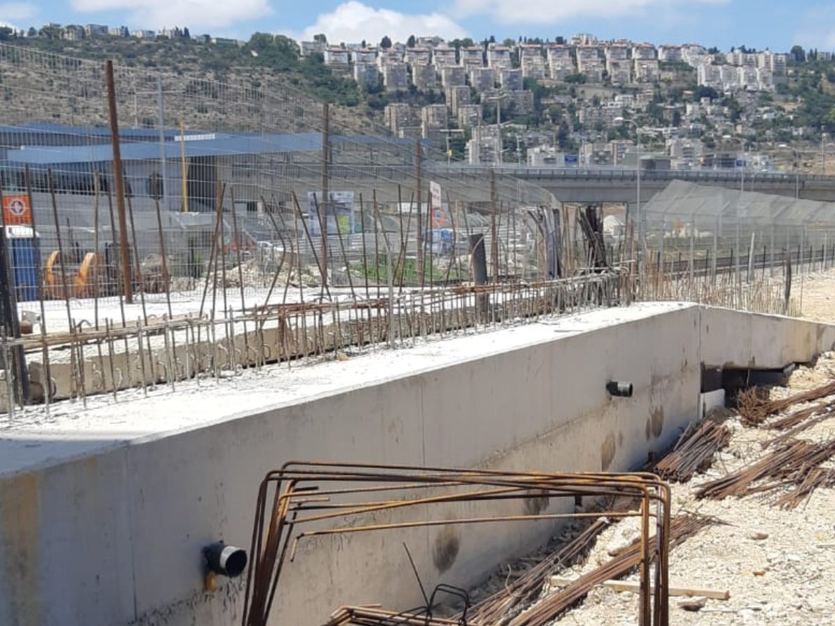 תחנת רכבת לב המפרץ חיפה - התקנת קוצים עם עיגון כימי AC100Pro