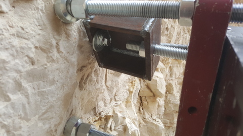 בדיקת שליפה של הבורג בטון בהברגה ישירה BT בקיר עשוי מאבן טבעית