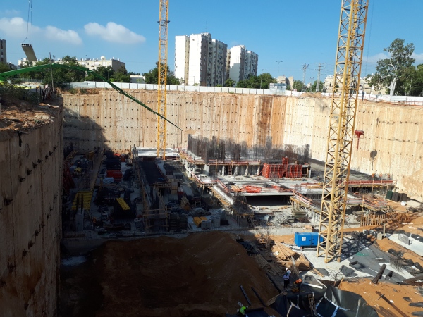אתר רמות בחולון – עיגון קוצים עם דבק כימי וברגי בטון לרגלי תבניות