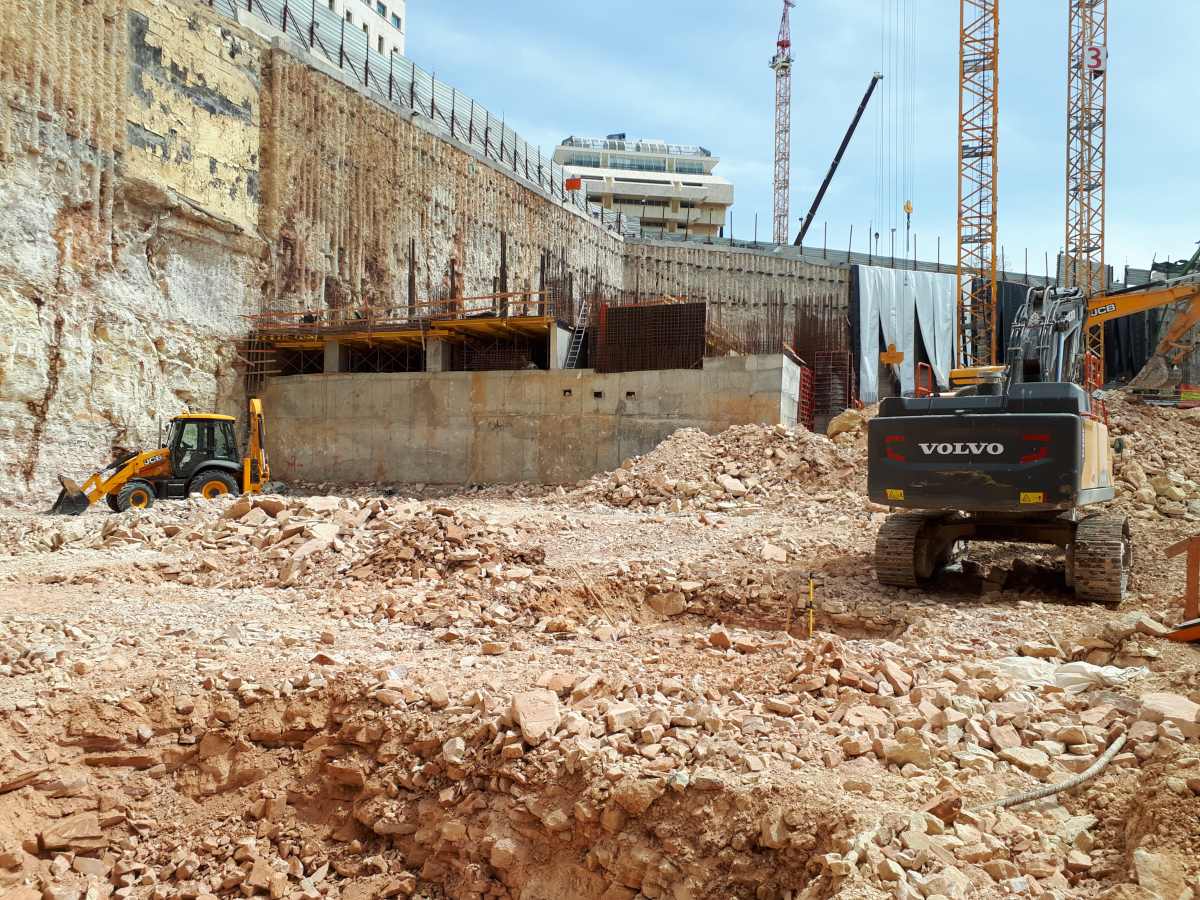 משרד המשפטים ירושלים – דבק כימי לקוצים, בורג בטון ופרפר לדיוידאג