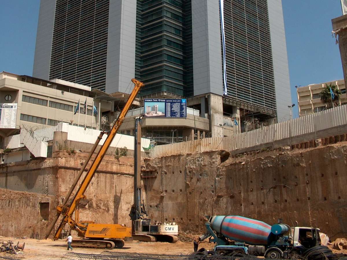 כנרית תל אביב – דבק כימי אפוקסי לקוצים ובורג בטון לרגל תבניות