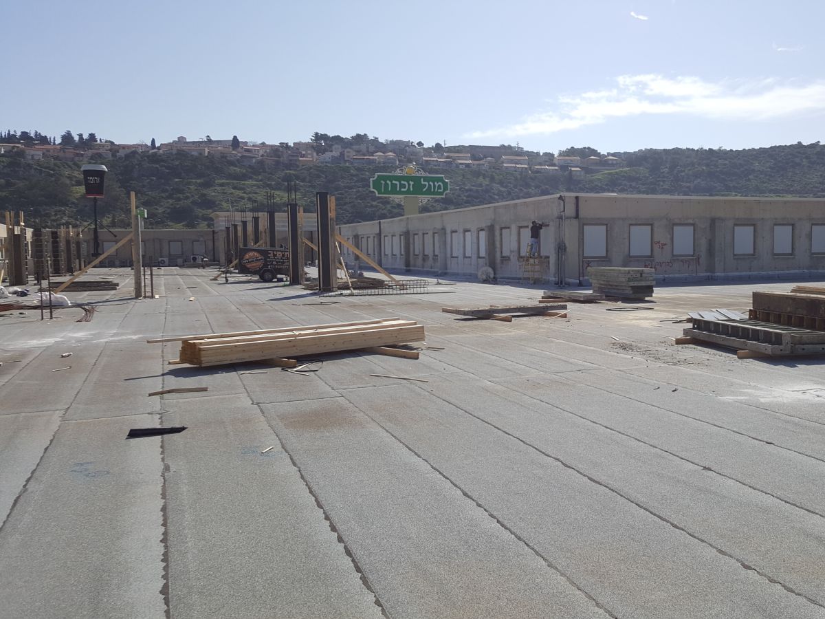 קניון מול זכרון – תוספת קומה עם עיגון קוצים עם דבקים כימיים