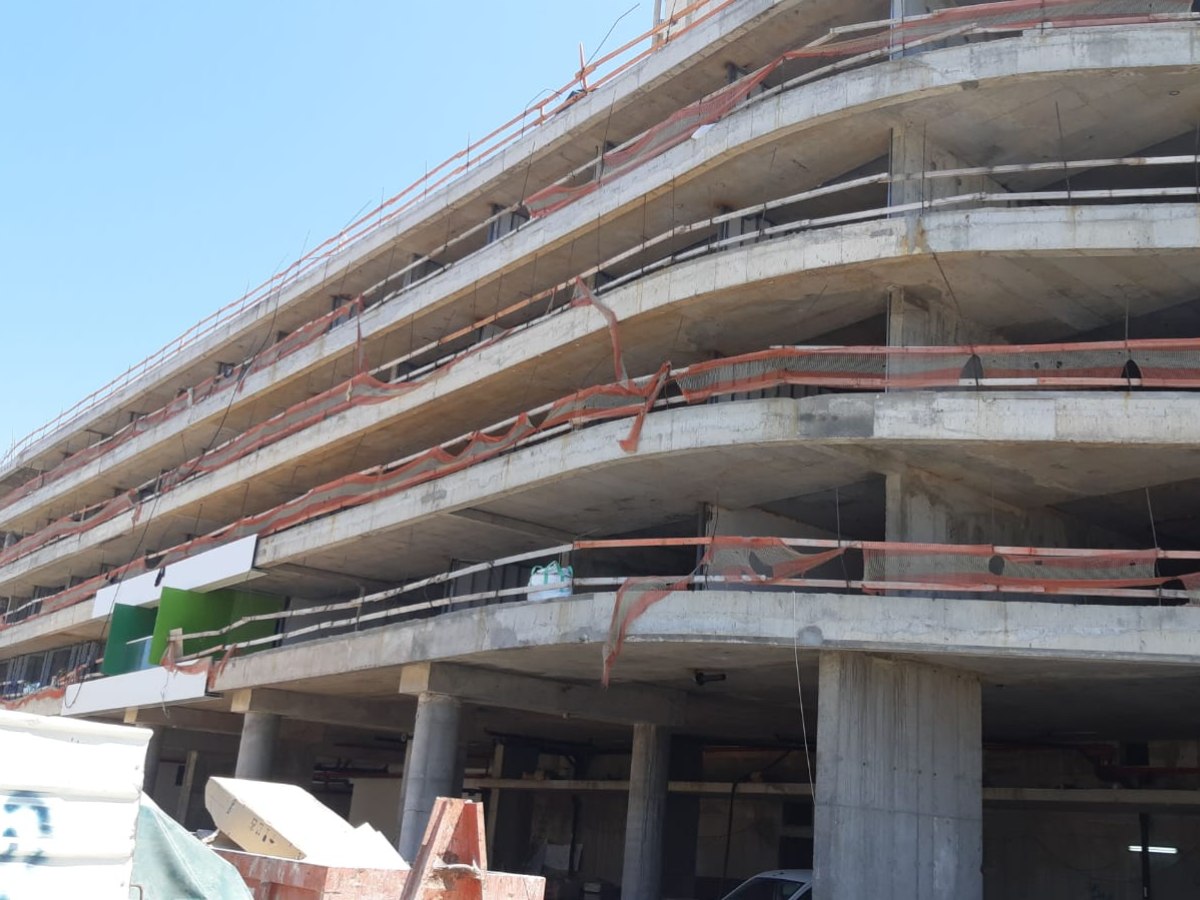 שער הים נתניה – עיגון קירות מסך עם בורג בטון ועיגון קוצים
