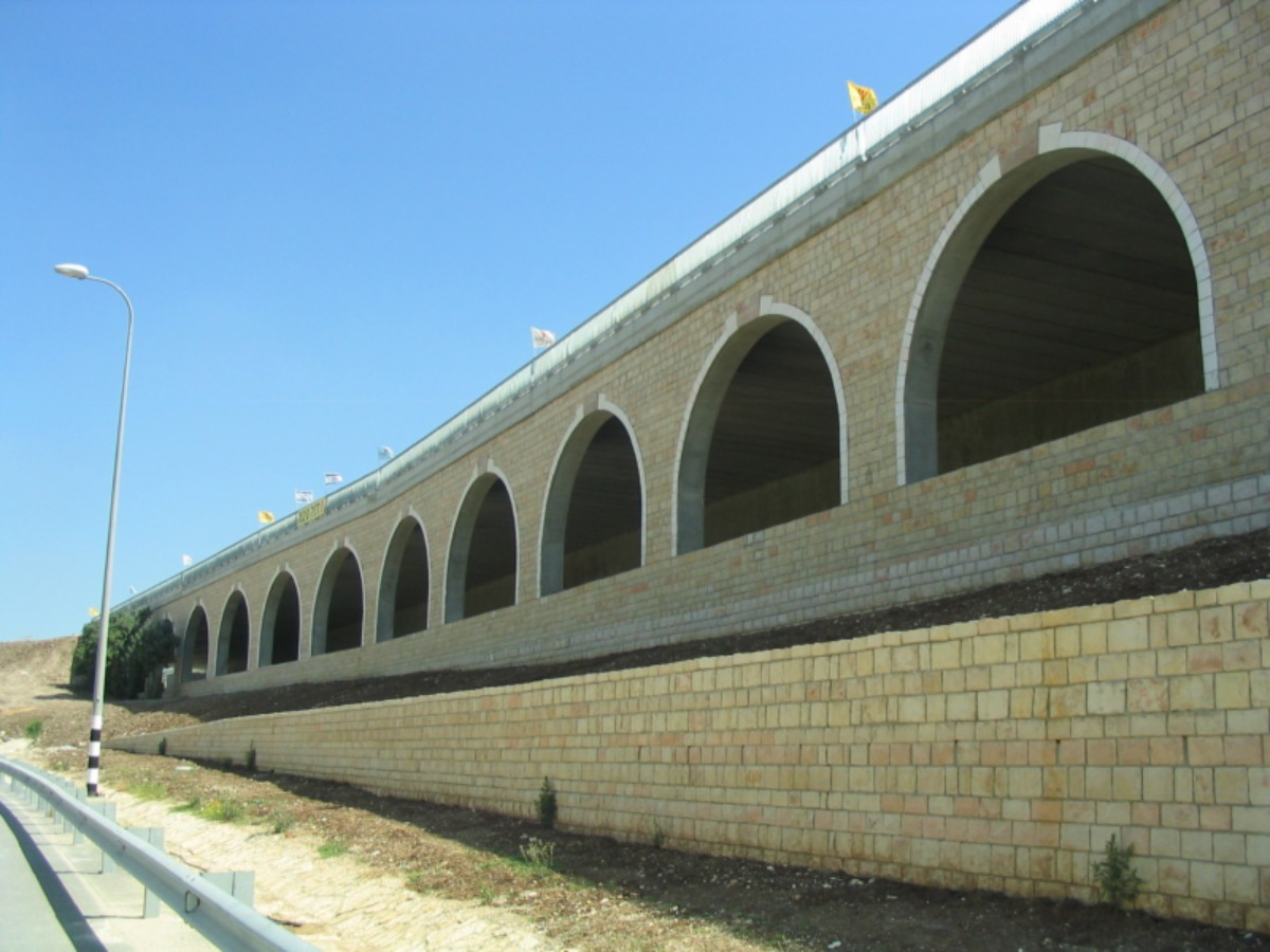 גשר מחלף מסילתי - חיזוק אבנים (חיפוי אבן) עם בורג בטון ועיגון קוצים עם דבק אפוקסי