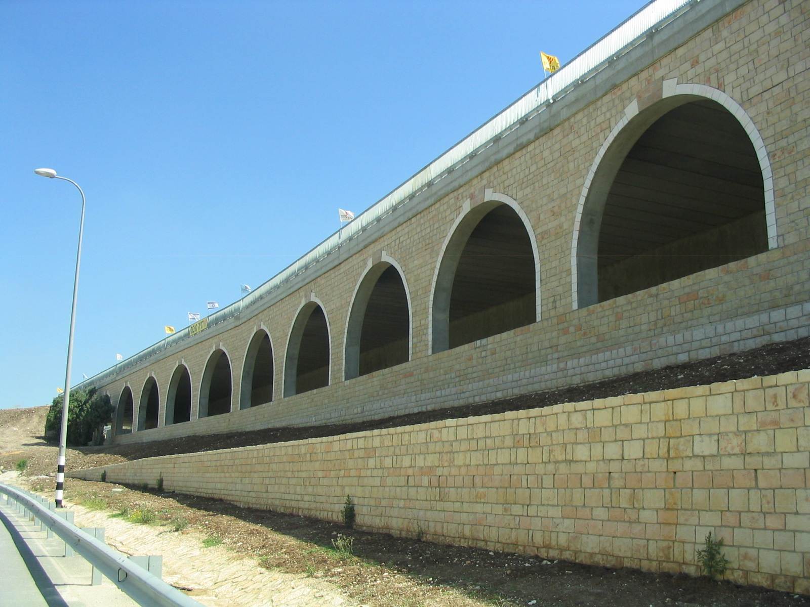 גשר מחלף מסילתי - חיזוק אבנים (חיפוי אבן) עם בורג בטון