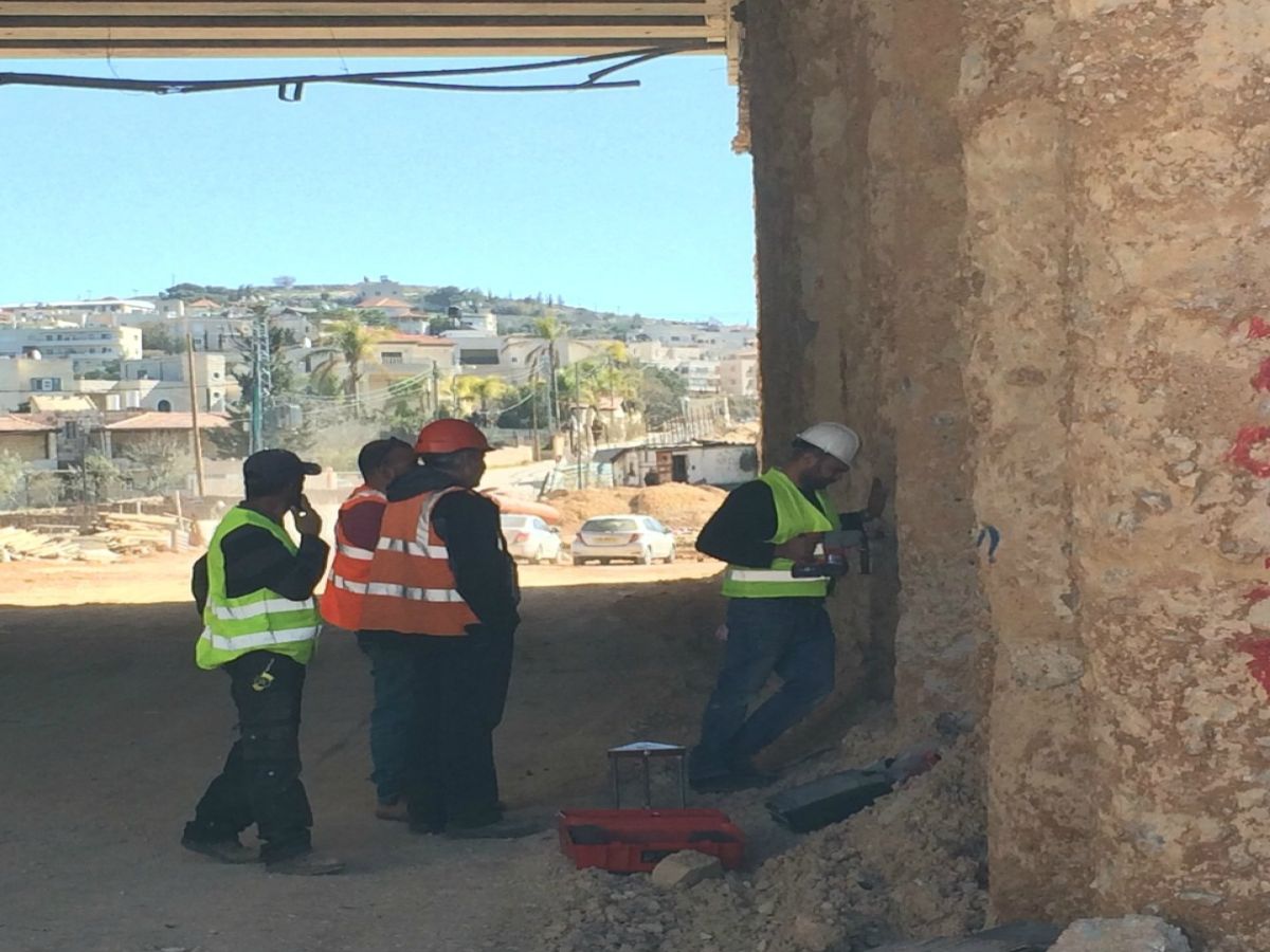 תשתית כביש 1 התקנת קוצים עם עוגן כימי דבק אפוקסי CT50Pro ו-AC500Pro