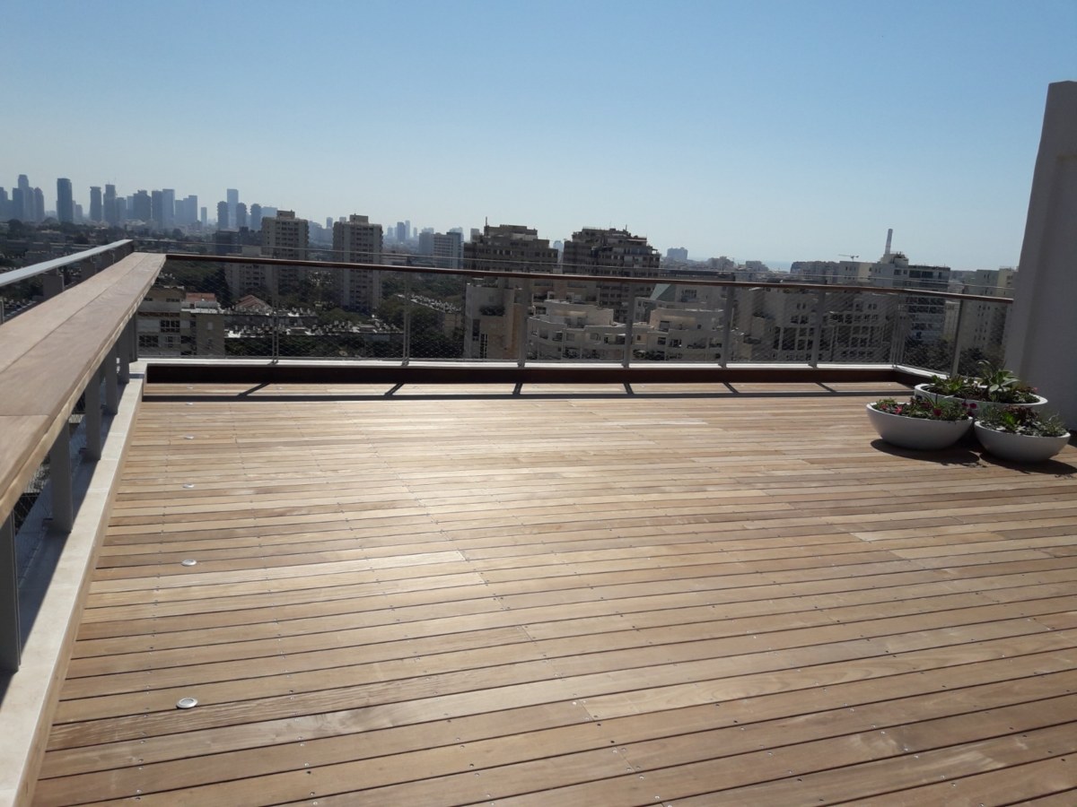 פנטהאוז תל אביב - עיגון מעקה במרפסת עם בורג בטון בהברגה ישירה מסוג Adit BT