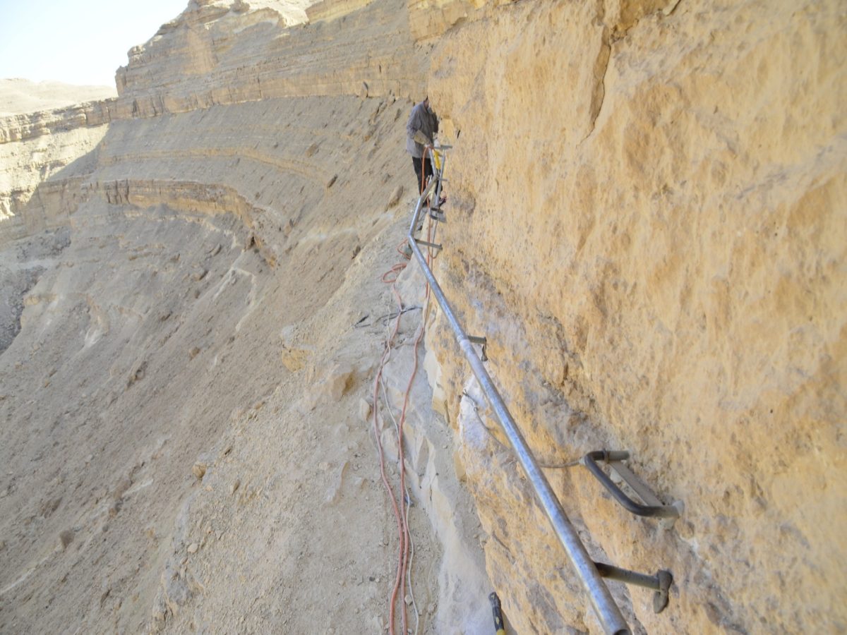 פארקים בטבע : נקודות עיגון, מעקות, סולמות מחוברים לאבן עם עוגן דיבל כימי היבריד מסוג CHEMFIX200