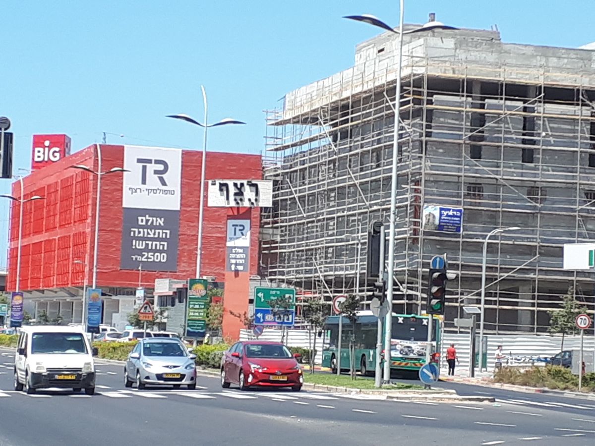 Redesign חיפה – עיגון קירות מסך בוצע עם דיבל מסוג GL