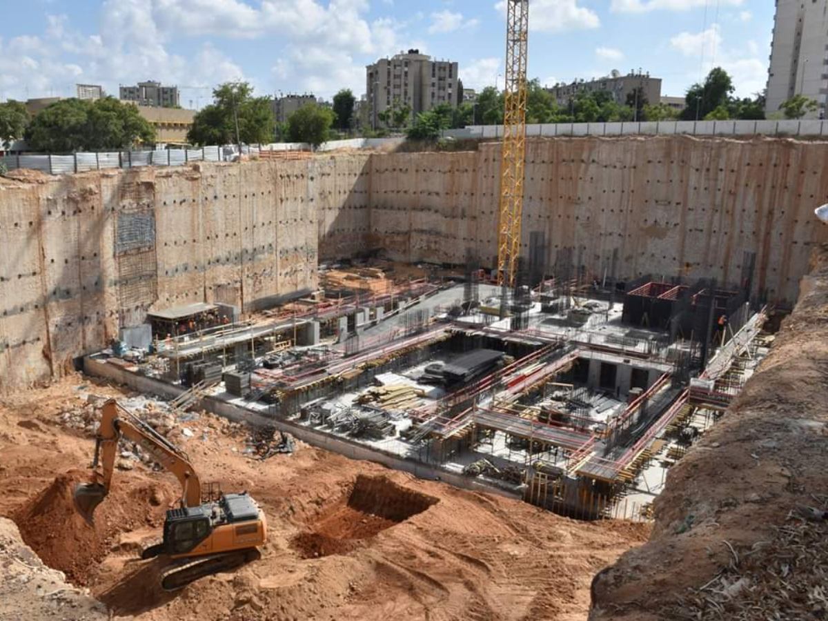 אתר רמות בחולון – עיגון קוצים עם דבק כימי וברגי בטון לרגלי תבניות