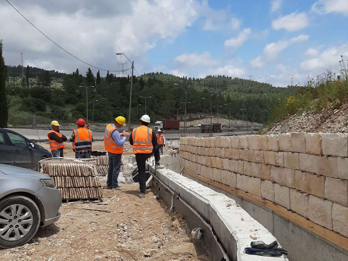 חיפוי אבן בהדבקה עם עיגון מכני עם הדיבל עוגן ניילון נירוסטה GX-L M8x100-120 SS316 בקיר בטון בפרויקט כביש 6 מחלץ עיו תות