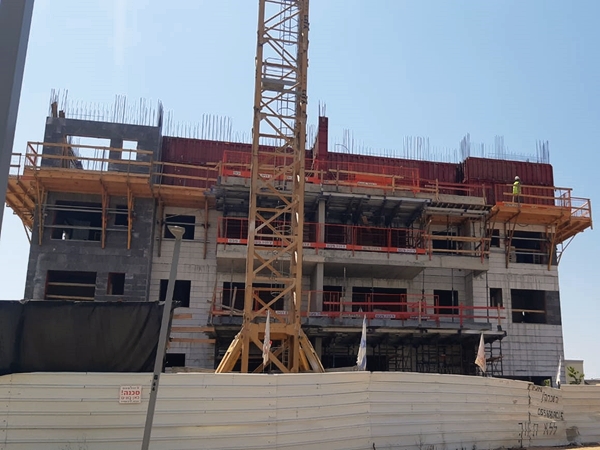דניה סיבוס בכפר יונה – עיגון לקוצים, דיבל לחיפוי אבן, בורג בטון לתבניות ולעבודות בגובה