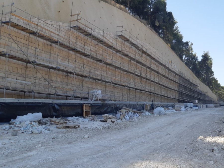 כביש 6 צפון – התקנת קוצים עם דבקים כימיים וחיבור חיפוי אבן עם דיבל אוניברסלי