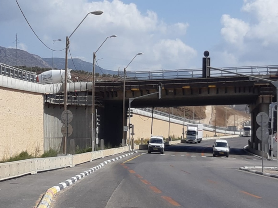 כביש 85 כרמיאל - התקנת קוצים עם דבקים כימיים וחיבור עם ברגי בטון