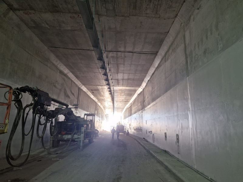 פרויקט גבעת הצרפתית בירושלים של חברת מנורה מערכות. - עיגון מערכת חשמל במנהרה בתקרה ובקירות בעזרת ברגי בטון מסוג TFE8x55