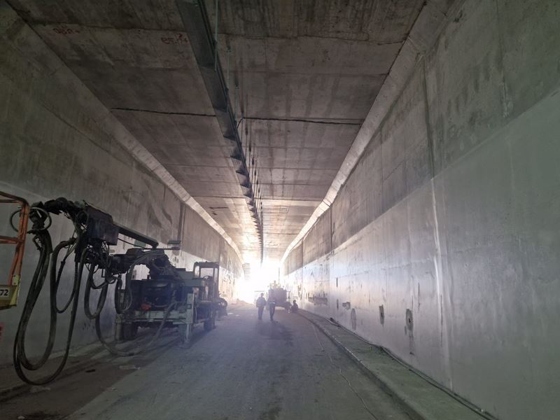 פרויקט גבעת הצרפתית בירושלים של חברת מנורה מערכות. – עיגון מערכת חשמל במנהרה בתקרה ובקירות בעזרת ברגי בטון מסוג TFE8x55