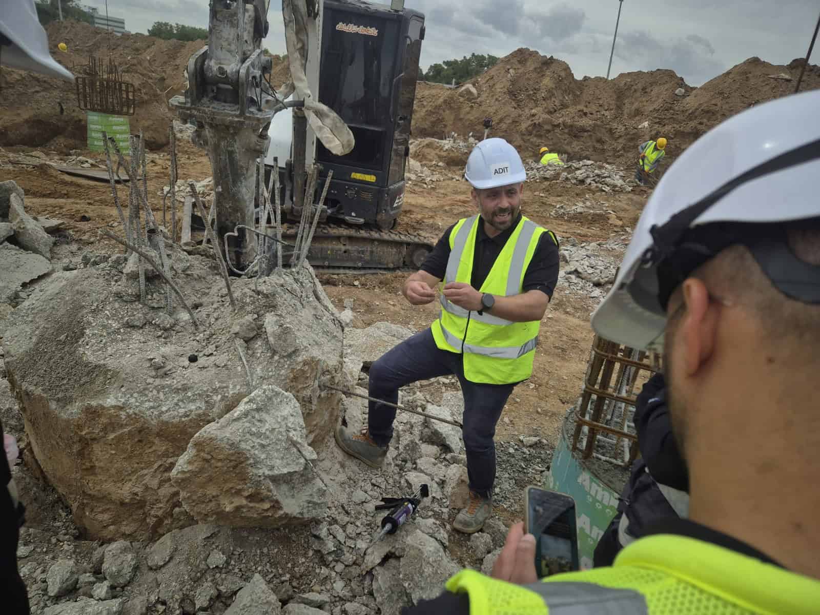 עובדי בניין באתר בנייה של אדיט בע"מ עם ציוד בטיחות.