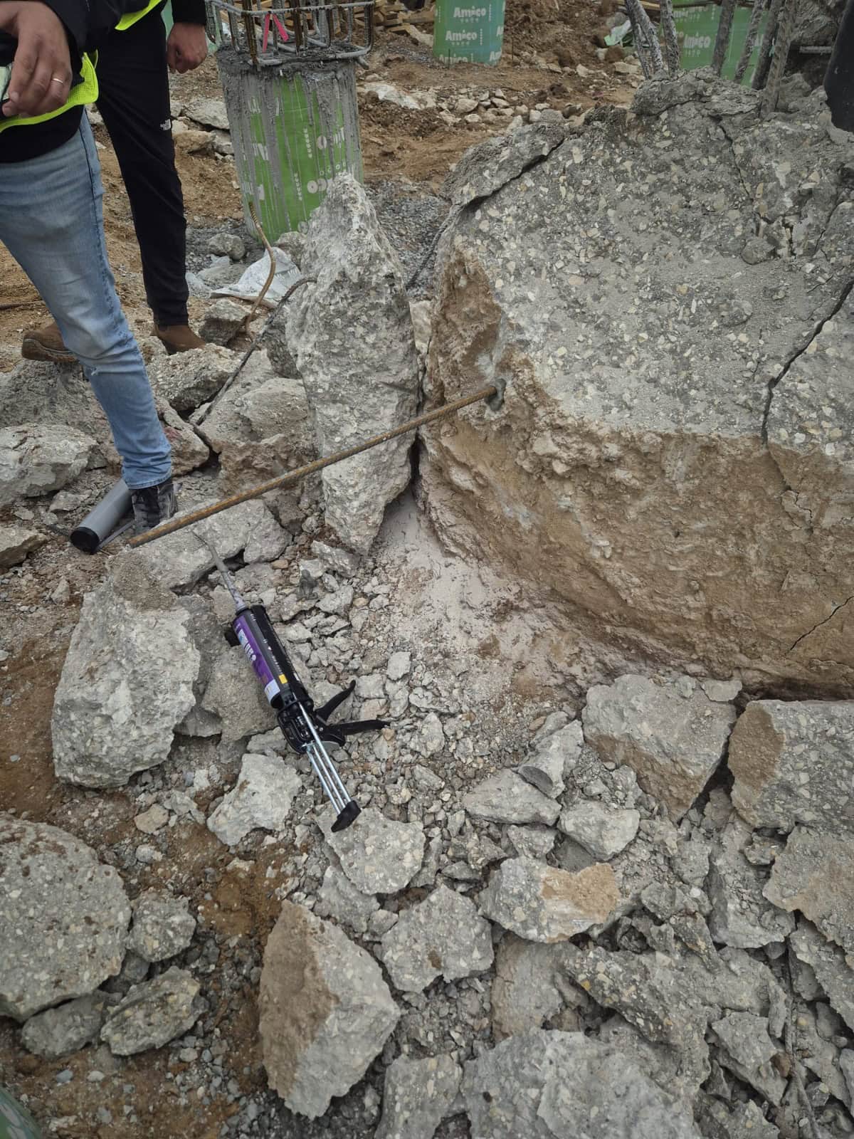 בדיקת סדק באבן בטון באמצעות כלים מקצועיים באתר בנייה.