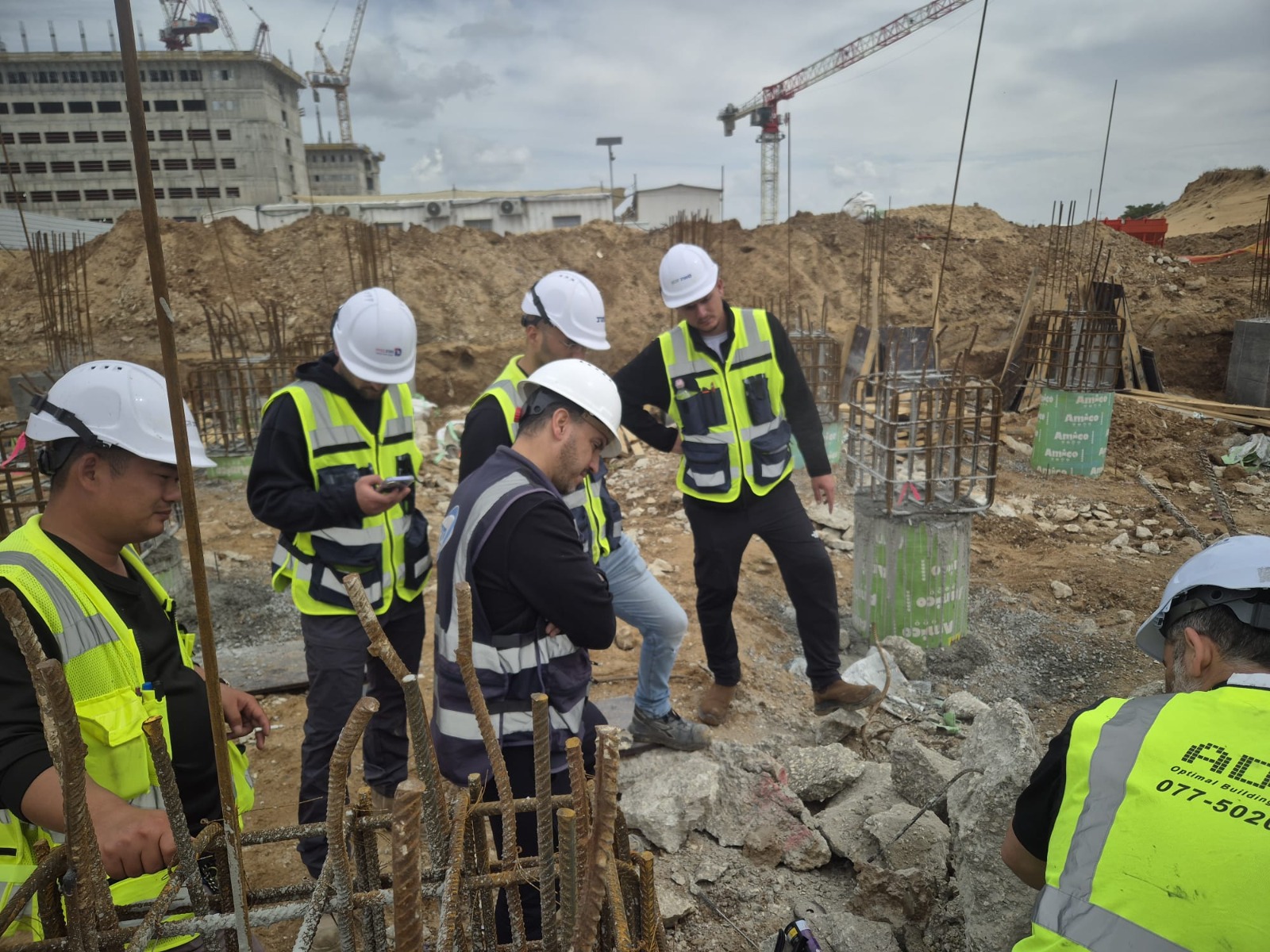עובדי בניין באתר בנייה של אדיט בע"מ עם ציוד מגן.