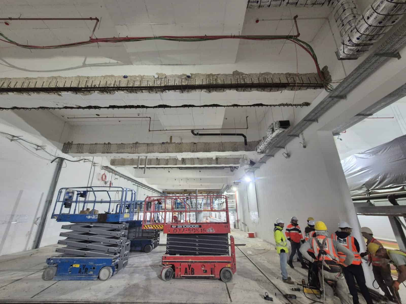 עובדי אדיט בע"מ עובדים באתר בנייה תעשייתי עם ציוד עבודה מתקדם.