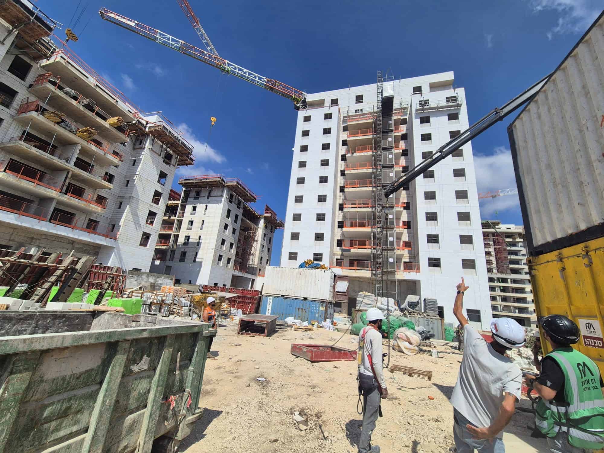 אתר בנייה עם עובדים ומנופים בפרויקט מגורים באדיט בע"מ.