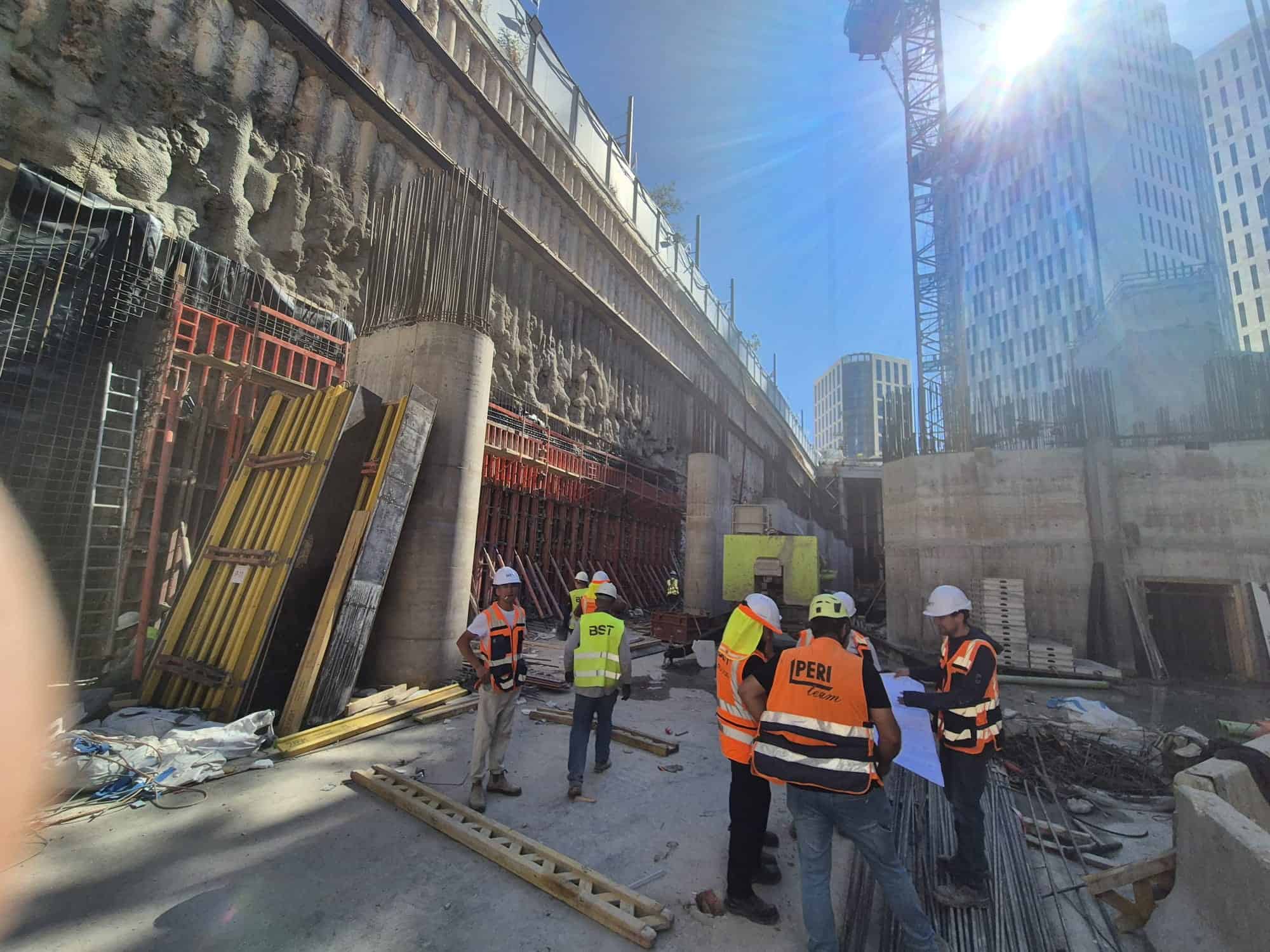 עובדי בניין באתר בנייה של אדיט בע"מ בעיר תל אביב.