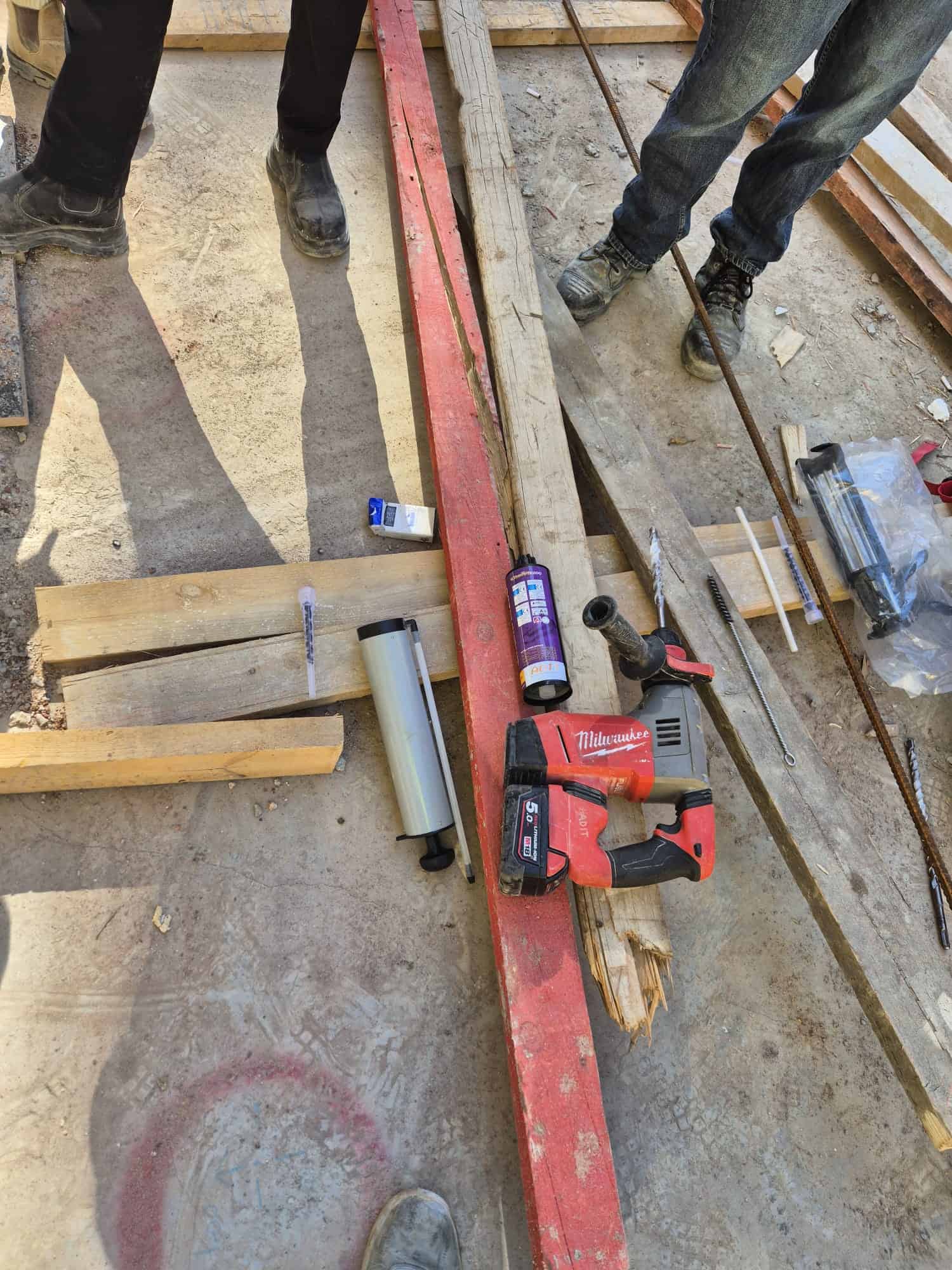 עובדי בניין משתמשים בכלים לבנייה באתר בנייה.