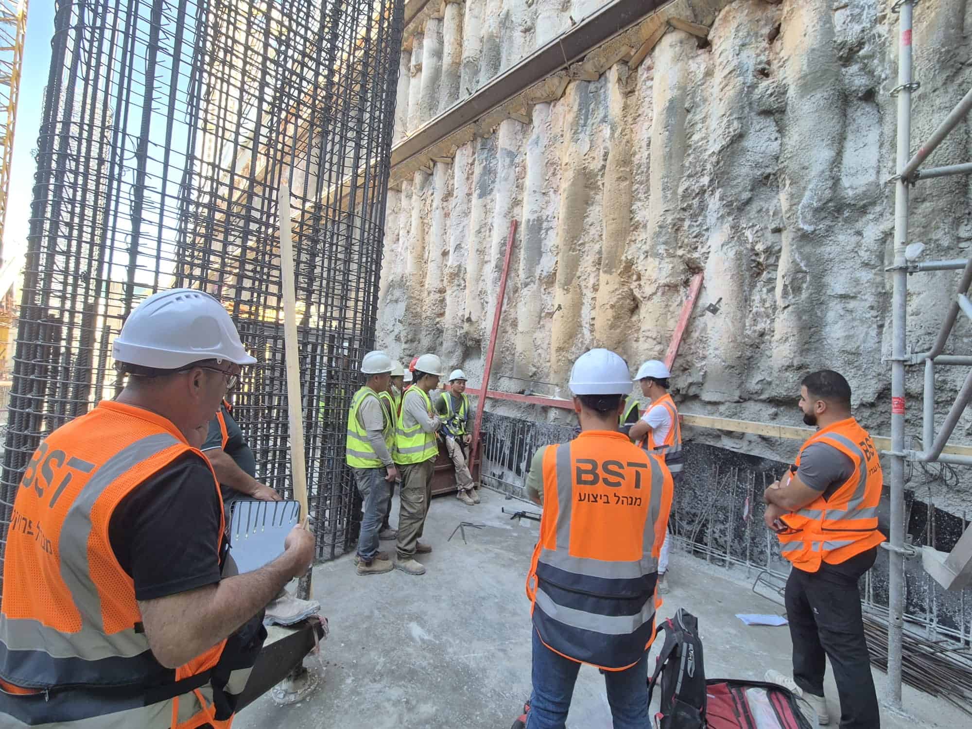 עובדי בניין באדיט בע"מ בשטח בנייה עם ציוד בטיחות.